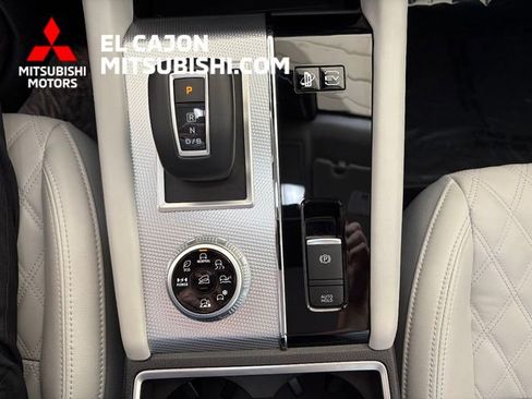 Used 2025 Mitsubishi Outlander SEL AWD/4WD image 15