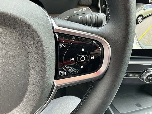 Certified 2025 Volvo XC90 B6 Plus image 30