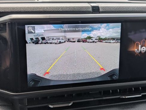 Used 2025 Jeep Gladiator Sport AWD/4WD image 18