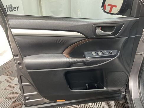Used 2015 Toyota Highlander XLE image 19