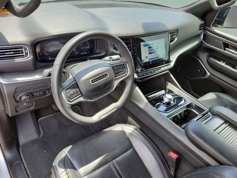 Used 2024 Jeep Wagoneer L Series II w/ Flexible Seating Group AWD/4WD image 8