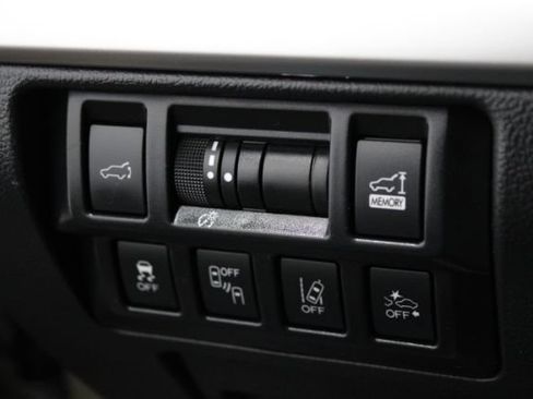 Used 2018 Subaru Outback 3.6R Touring AWD/4WD image 17