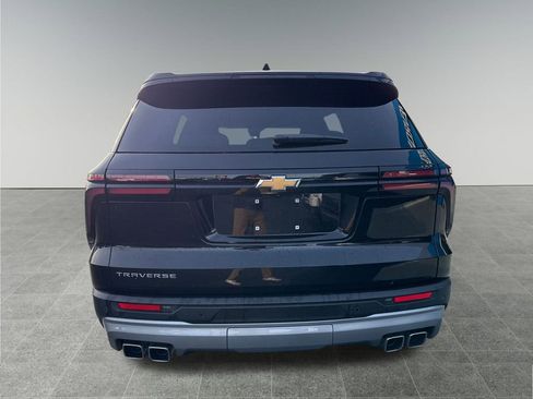 Used 2025 Chevrolet Traverse LT image 4