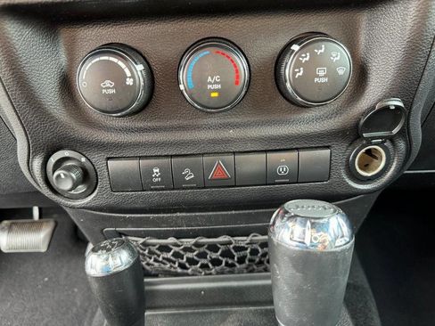 Used 2013 Jeep Wrangler Unlimited Sahara w/ Connectivity Group AWD/4WD image 32