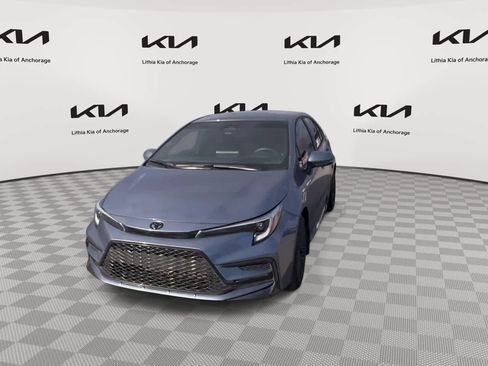 Used 2025 Toyota Corolla SE image 3