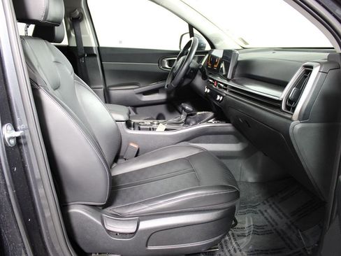 Used 2024 Kia Sorento S image 11