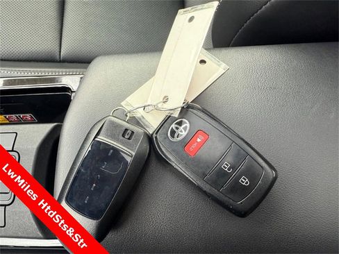 Used 2024 Toyota Prius XLE image 24