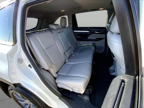 Used 2018 Toyota Highlander XLE w/ Carpet Mat Package (TMS) AWD/4WD image 20