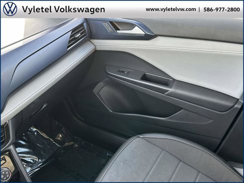 Certified 2023 Volkswagen Taos SE w/ Black Wheel Package image 31