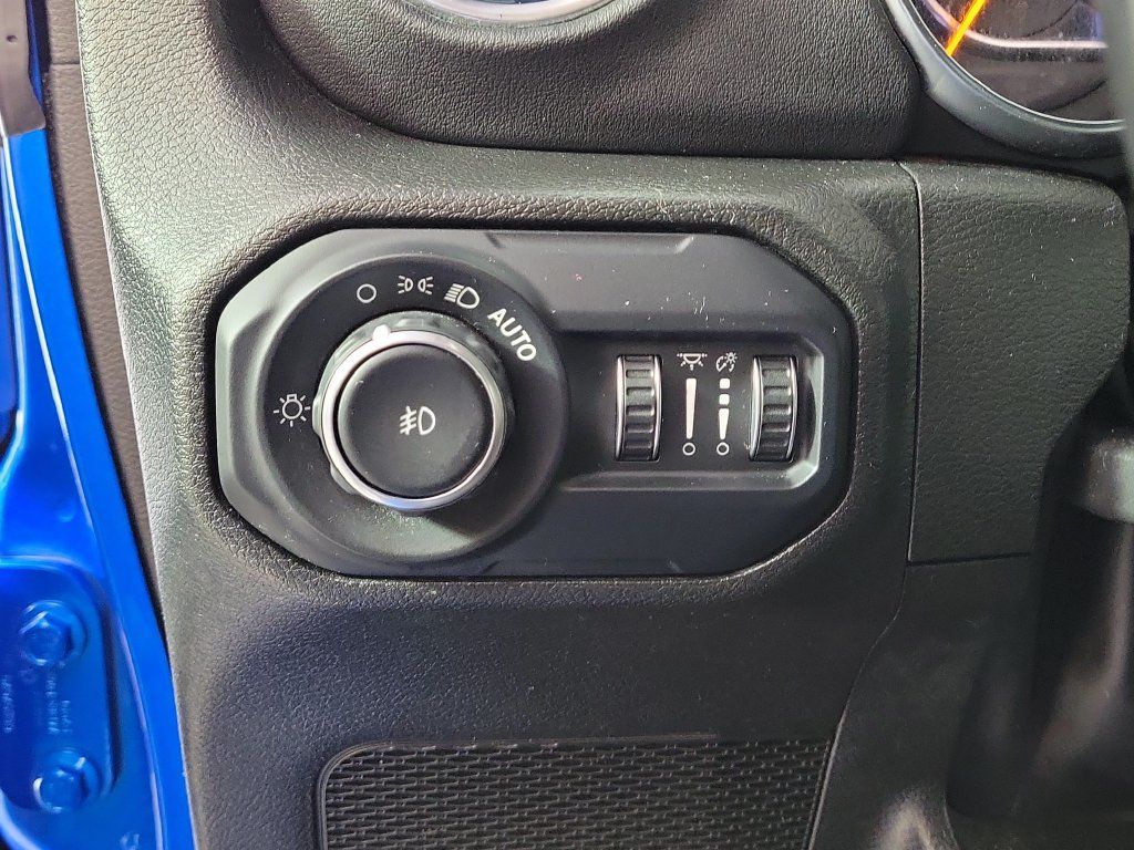 Used 2022 Jeep Wrangler Unlimited Sahara w/ LED Lighting Group AWD/4WD image 13