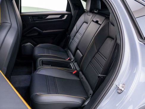 Certified 2025 Porsche Cayenne Turbo GT AWD/4WD image 17
