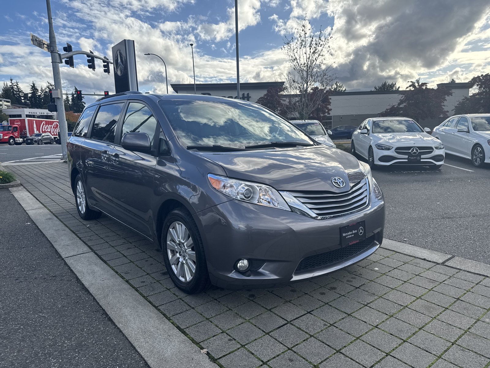 Used 2017 Toyota Sienna XLE w/ XLE Navigation Package AWD/4WD image 3