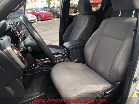 Used 2019 Toyota Tacoma TRD Off-Road image 12