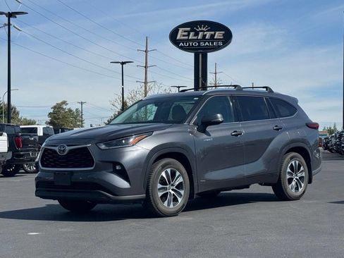 Used 2021 Toyota Highlander XLE AWD/4WD image 1