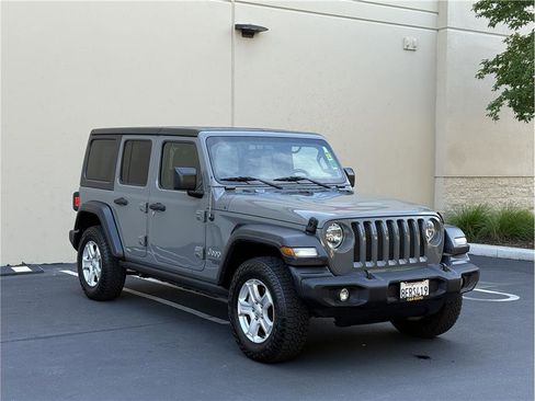 Used 2018 Jeep Wrangler Unlimited Sport S AWD/4WD image 3