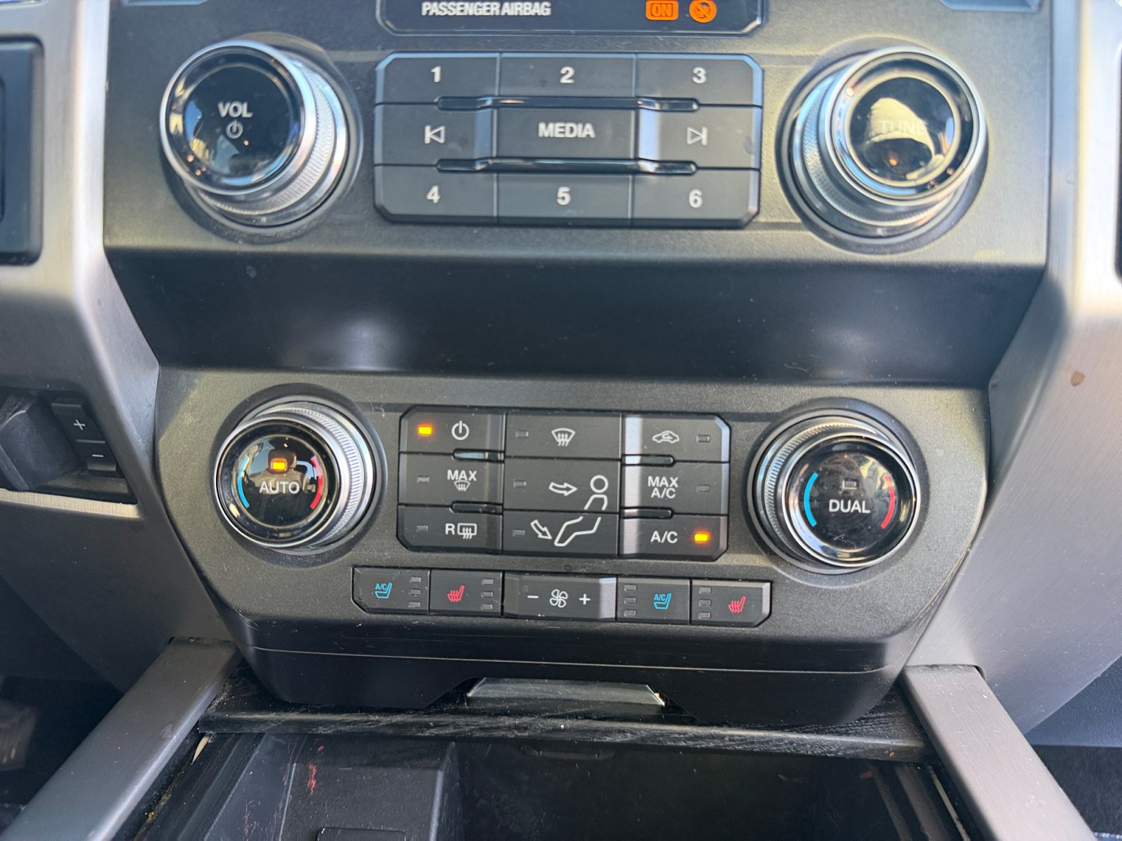 Used 2019 Ford F350 Platinum w/ Platinum Ultimate Package AWD/4WD image 31