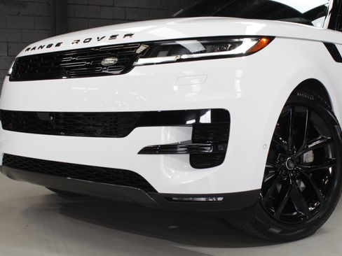 Used 2025 Land Rover Range Rover Sport SE AWD/4WD image 5