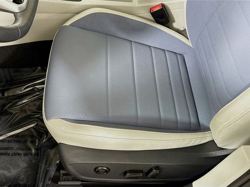 Certified 2025 Volkswagen Jetta SE w/ Sunroof Package image 12