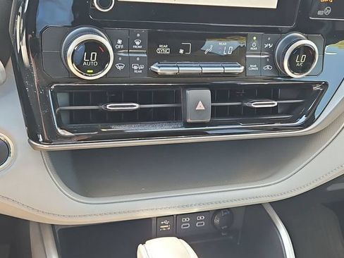 Used 2023 Toyota Highlander LE FWD image 21