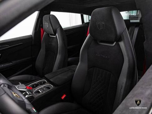 Used 2024 Lamborghini Urus Performante AWD/4WD image 30