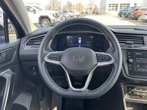 Used 2022 Volkswagen Tiguan SE w/ Panoramic Sunroof Package AWD/4WD image 10