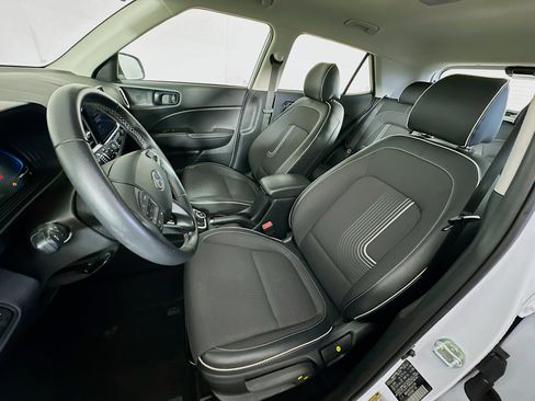 Used 2024 Hyundai Venue Limited image 13