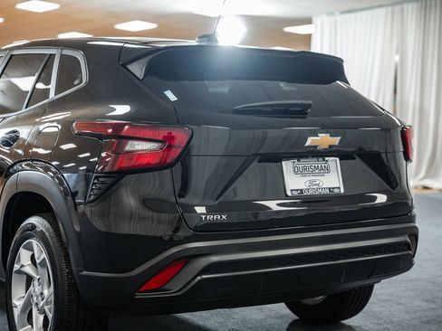 Used 2024 Chevrolet Trax LS w/ LS Convenience Package image 5