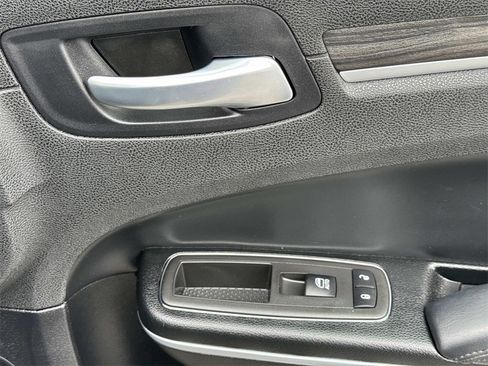 Used 2022 Chrysler 300 Touring w/ Sport Appearance Package image 29