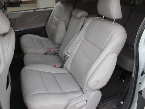 Used 2017 Toyota Sienna XLE w/ XLE Navigation Package FWD image 21