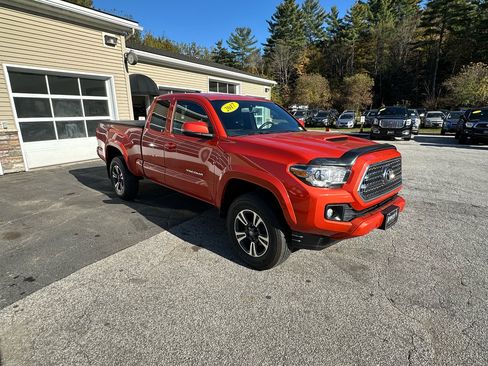 Used 2017 Toyota Tacoma TRD Sport image 3