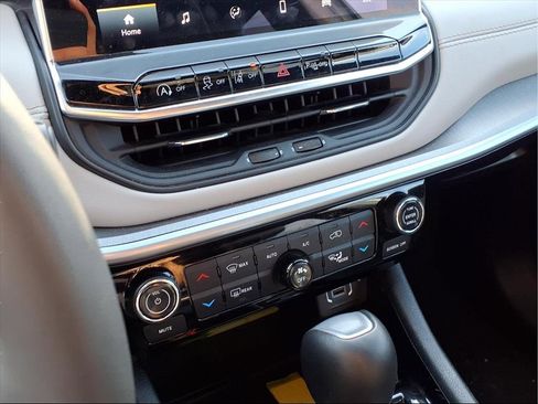 Used 2025 Jeep Compass Limited image 6