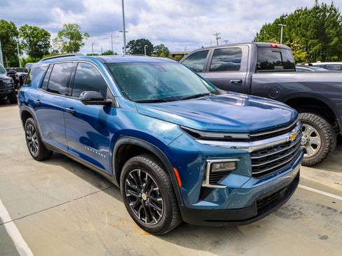 Used 2024 Chevrolet Traverse LT FWD image 2