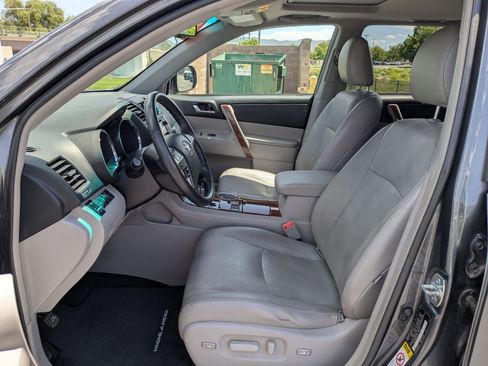 Used 2013 Toyota Highlander Limited AWD/4WD image 25