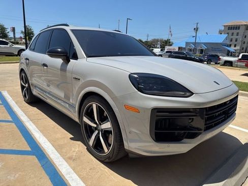 Used 2024 Porsche Cayenne Turbo image 3
