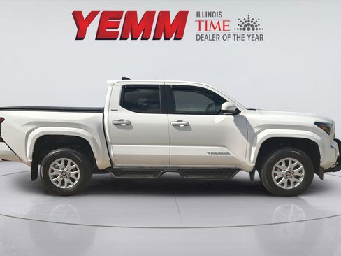 Used 2025 Toyota Tacoma SR5 AWD/4WD image 9