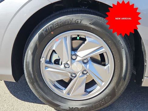 Used 2025 Hyundai Elantra SE image 7