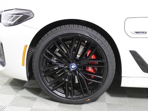 Used 2023 BMW 530e w/ M Sport Package image 26