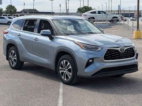 Used 2021 Toyota Highlander XLE image 3