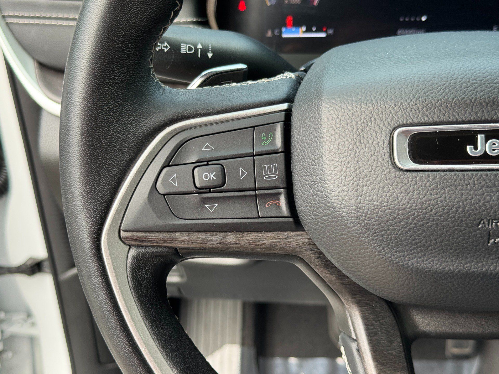 Used 2022 Jeep Grand Cherokee Limited AWD/4WD image 36