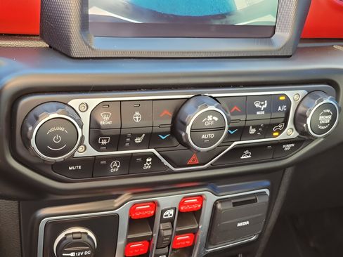 Used 2023 Jeep Wrangler Unlimited Rubicon w/ Cold Weather Group image 19