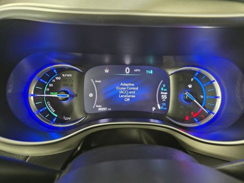 Used 2023 Chrysler Pacifica Limited w/ Uconnect Theater Family Group FWD image 29