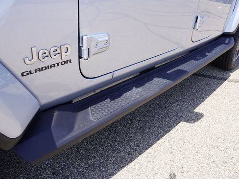 Used 2022 Jeep Gladiator Overland w/ Popular Equipment Package AWD/4WD image 14