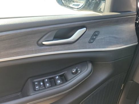 Used 2023 Jeep Grand Cherokee Limited AWD/4WD image 39