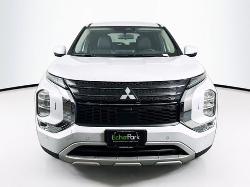 Used 2024 Mitsubishi Outlander SE image 2