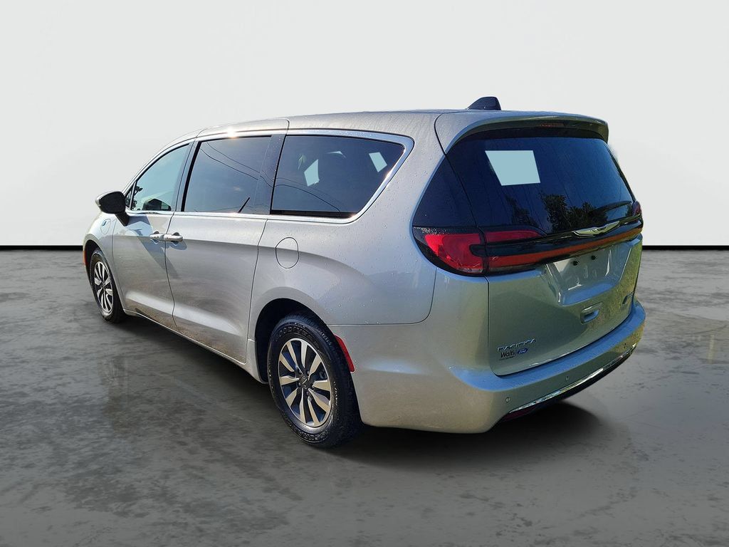 Used 2023 Chrysler Pacifica Touring-L FWD image 3