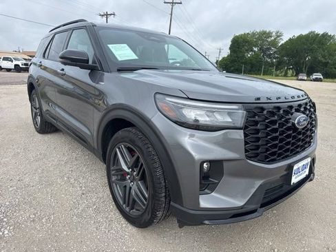 Used 2025 Ford Explorer ST-Line w/ ST-Line Street Pack AWD/4WD image 8