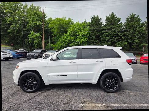 Used 2017 Jeep Grand Cherokee Altitude RWD image 3