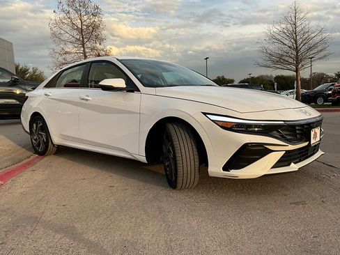 Used 2025 Hyundai Elantra Limited image 5