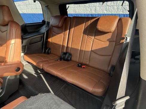Used 2019 Cadillac Escalade Luxury AWD/4WD image 17