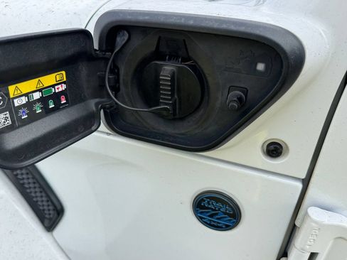Used 2024 Jeep Wrangler Unlimited AWD/4WD image 7